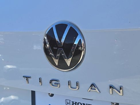 Used 2024 Volkswagen Tiguan SE w/ Panoramic Sunroof Package image 29