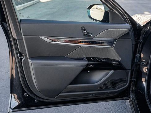 Used 2025 BMW 760i xDrive w/ Executive Package image 9