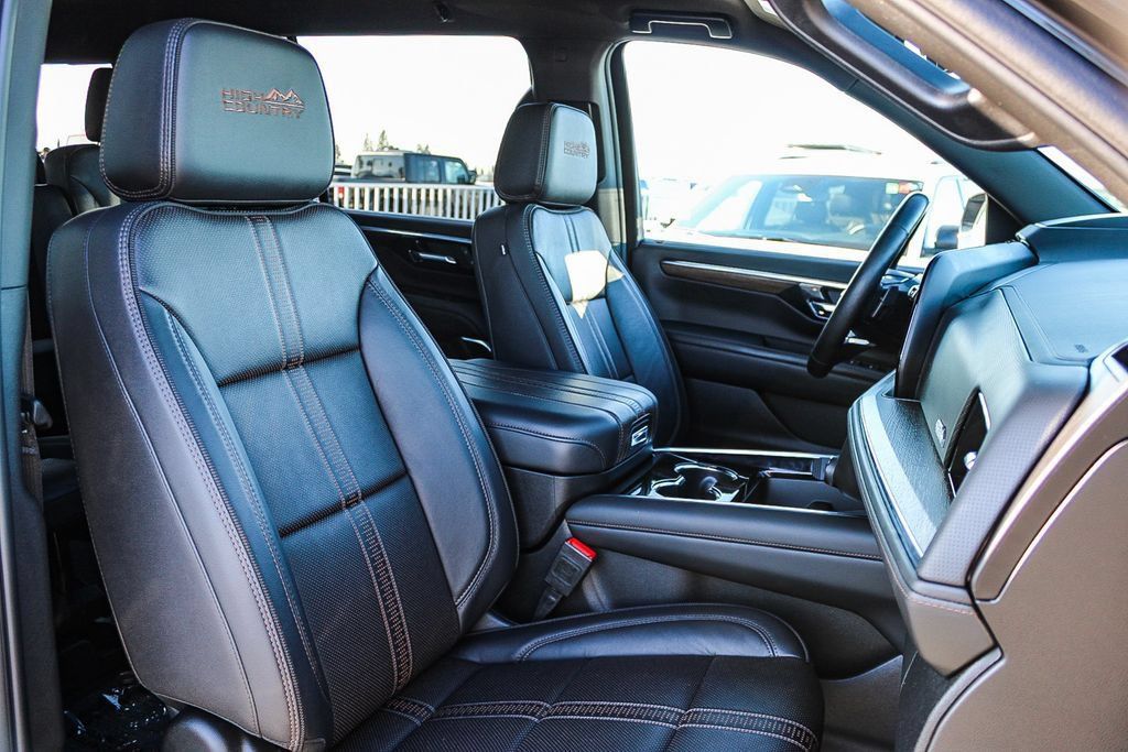 Used 2025 Chevrolet Suburban High Country AWD/4WD image 17
