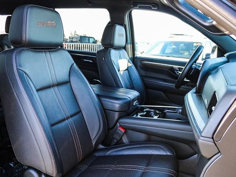 Used 2025 Chevrolet Suburban High Country AWD/4WD image 17