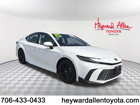 Certified 2025 Toyota Camry SE FWD image 1