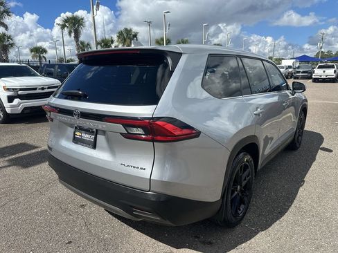 Used 2024 Toyota Grand Highlander AWD image 16
