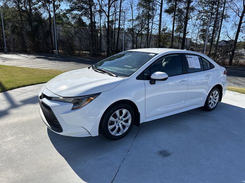 Certified 2025 Toyota Corolla LE image 5