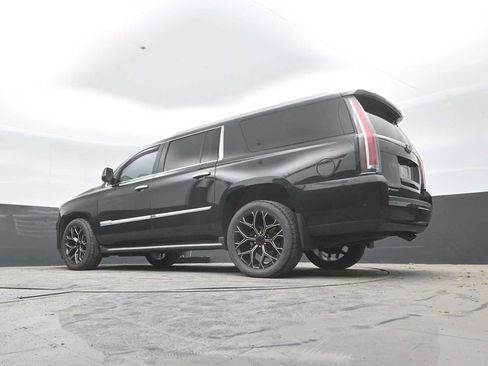 Used 2018 Cadillac Escalade ESV Luxury AWD/4WD image 23