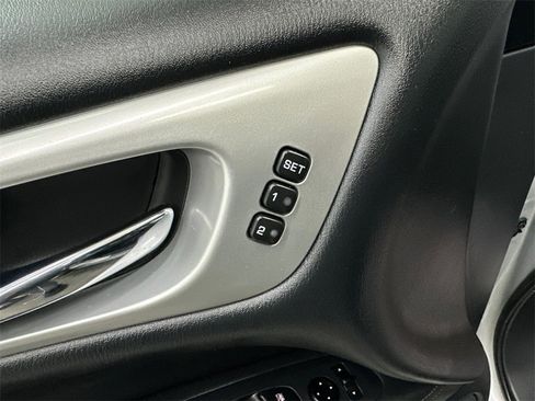 Used 2020 Nissan Pathfinder Platinum image 12