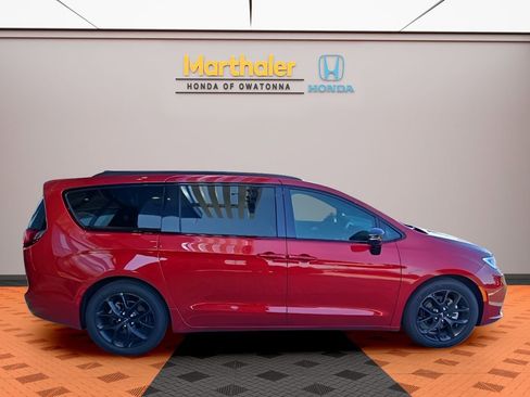 Used 2025 Chrysler Pacifica Limited FWD image 6