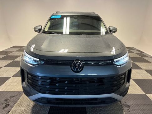 Certified 2025 Volkswagen Tiguan SE FWD image 2