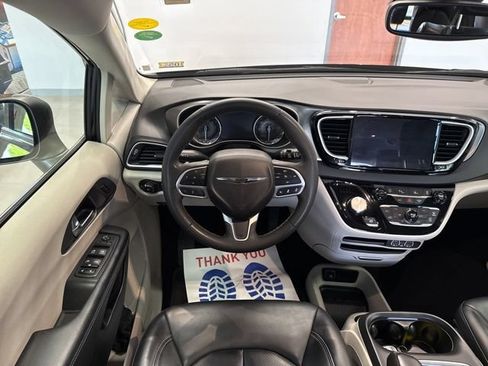 Used 2023 Chrysler Pacifica Touring-L FWD image 41