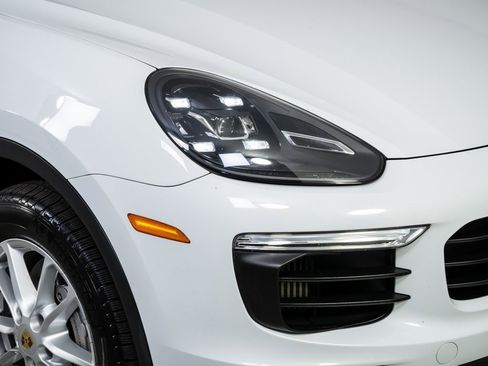 Used 2015 Porsche Cayenne S image 38