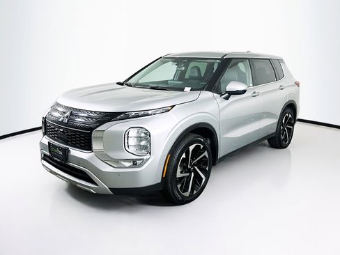 Used 2024 Mitsubishi Outlander SE image 3