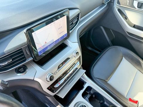 Used 2022 Ford Explorer XLT w/ Equipment Group 202A image 20