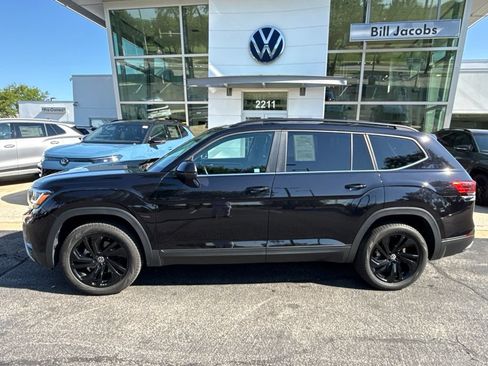 Used 2023 Volkswagen Atlas SE w/ Panoramic Sunroof Package AWD/4WD image 3