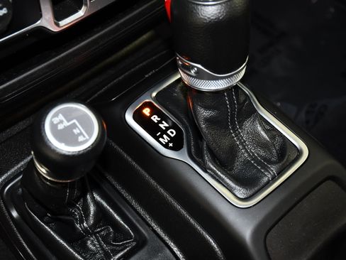 Used 2025 Jeep Wrangler Unlimited Sahara AWD/4WD image 22
