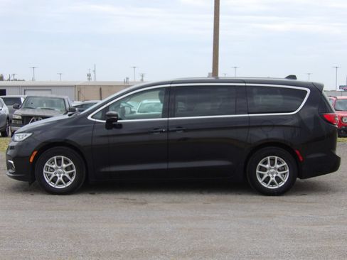 Used 2024 Chrysler Pacifica Touring-L FWD image 1