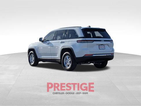 Used 2024 Jeep Grand Cherokee Laredo AWD/4WD image 9