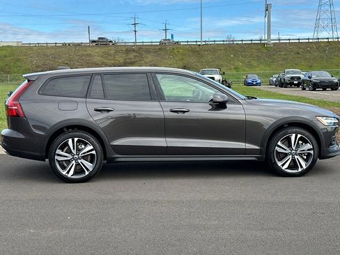 Used 2025 Volvo V60 B5 Cross Country Plus AWD/4WD image 2