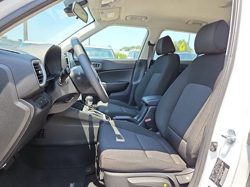 Used 2025 Hyundai Venue SE FWD image 13