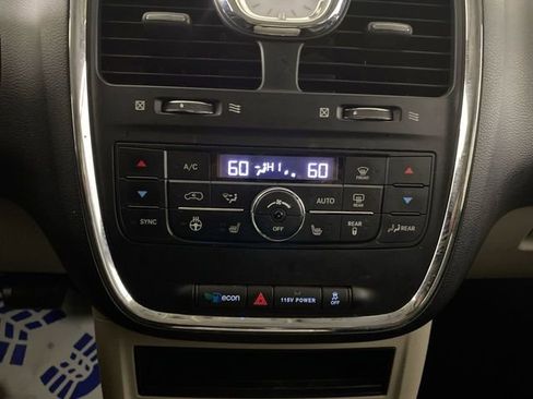 Used 2014 Chrysler Town & Country Touring w/ Driver Convenience Group image 43