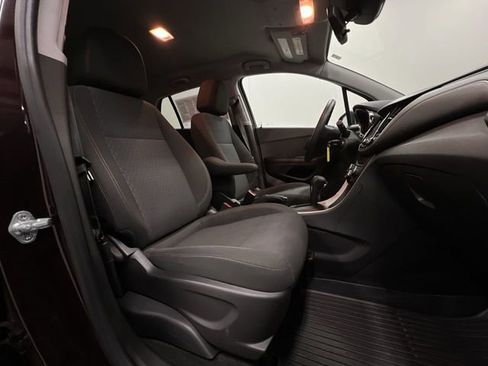 Used 2022 Chevrolet Trax LS w/ Tint and Cruise Package image 25