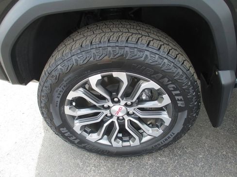 Used 2023 GMC Canyon Denali image 14