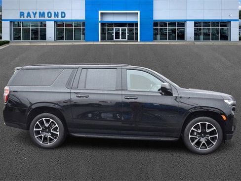 Used 2022 Chevrolet Suburban RST w/ Sport Performance Package image 2