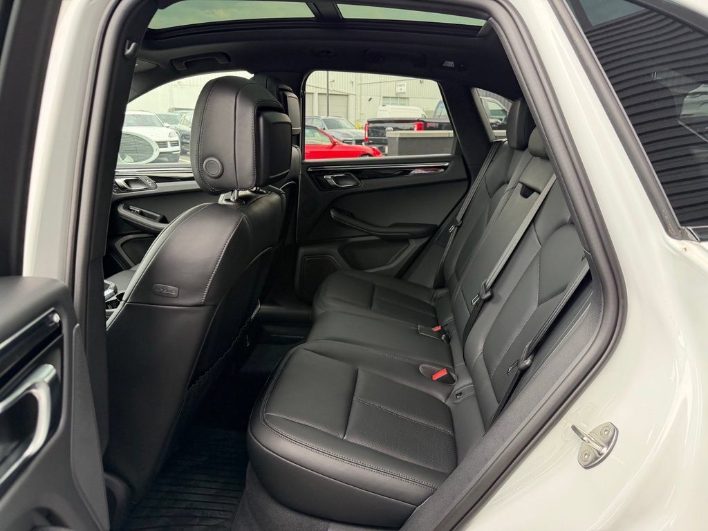 Used 2026 Porsche Macan AWD/4WD image 9