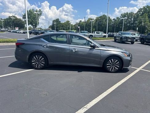 Used 2025 Nissan Altima 2.5 SV FWD image 2