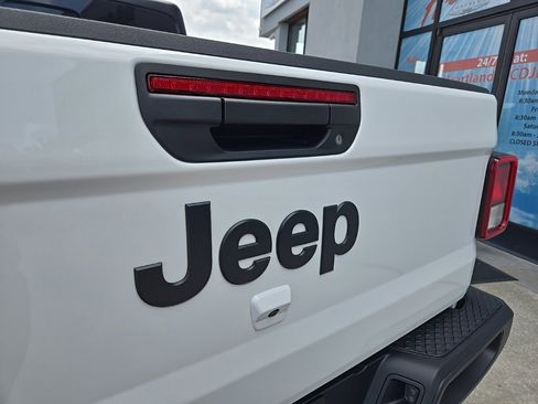 New 2025 Jeep Gladiator Sport image 15