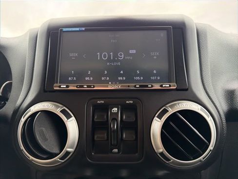 Used 2018 Jeep Wrangler Unlimited Sahara image 21