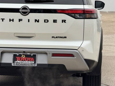 Used 2023 Nissan Pathfinder Platinum image 6