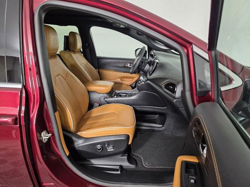Used 2023 Chrysler Pacifica Pinnacle image 24