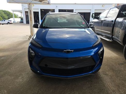 Used 2022 Chevrolet Bolt EUV LT w/ Convenience Package FWD image 2