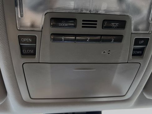 Used 2019 Toyota Highlander SE image 22