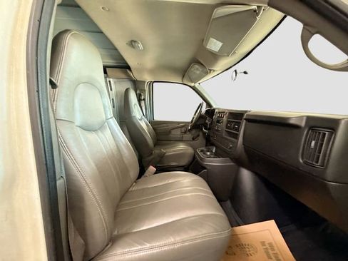 Used 2009 Chevrolet Express 2500 RWD image 25