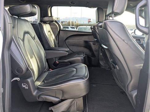 Used 2023 Chrysler Pacifica Limited w/ Uconnect Theater Family Group image 19