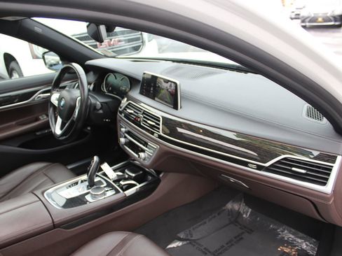 Used 2018 BMW 740i image 22