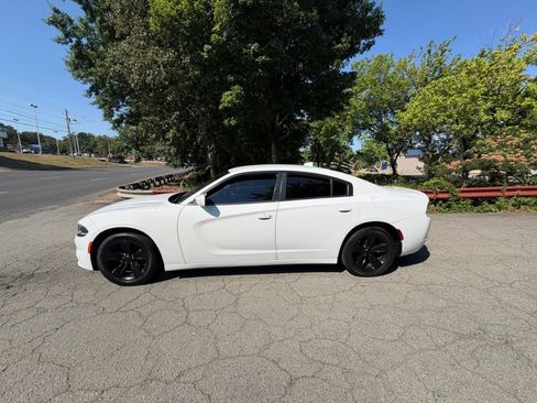 Used 2017 Dodge Charger SXT RWD image 4