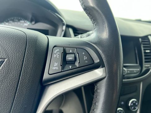 Used 2022 Chevrolet Trax LT w/ LT Convenience Package image 18