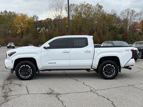 Used 2024 Toyota Tacoma TRD Sport w/ TRD Sport Upgrade Package image 8