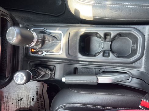 Used 2022 Jeep Wrangler Unlimited Sahara w/ Cold Weather Group image 17