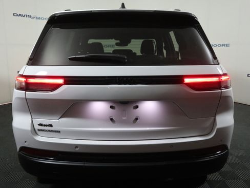 Used 2023 Jeep Grand Cherokee Altitude image 7