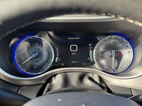 Used 2023 Chrysler Pacifica Touring-L FWD image 16