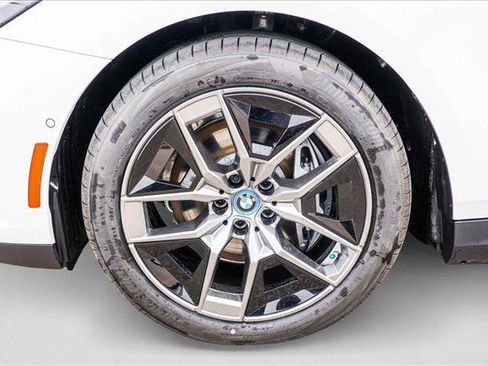 Used 2025 BMW i5 xDrive40 w/ Premium Package image 9