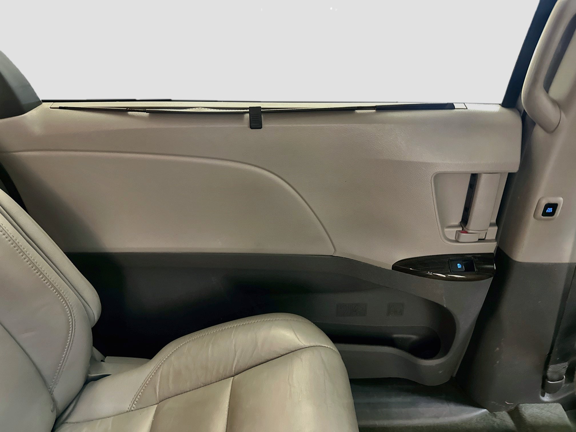 Used 2016 Toyota Sienna XLE w/ XLE Navigation Package FWD image 28
