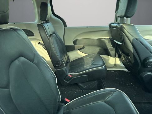 Used 2023 Chrysler Pacifica Limited w/ Uconnect Theater Family Group FWD image 8