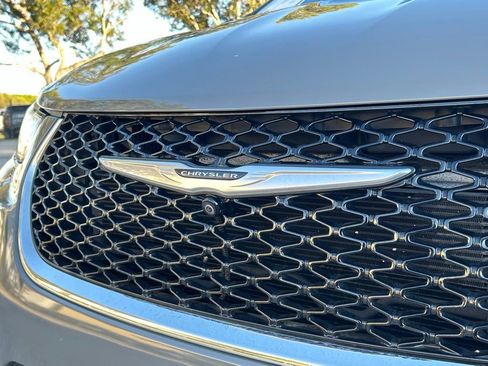 Used 2023 Chrysler Pacifica Touring-L image 28
