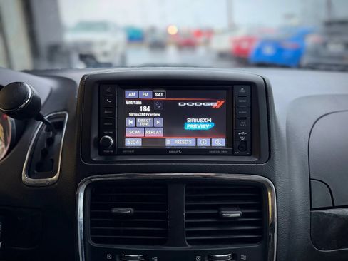 Used 2019 Dodge Grand Caravan SE w/ UConnect Hands-Free Group FWD image 12