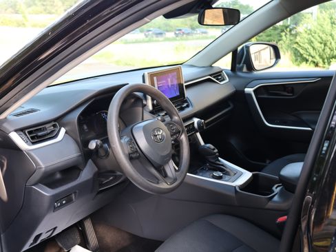 Used 2025 Toyota RAV4 LE AWD/4WD image 28