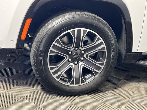 Used 2025 Jeep Wagoneer 4WD image 12