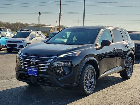 Used 2025 Nissan Rogue S image 2